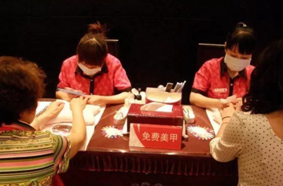從麻辣燙到海底撈 美甲服務背后，火鍋品牌拼的遠不止是貼心